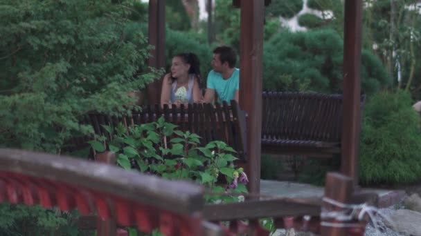 Vídeo Pareja Verde Jardín Verano Floral Jardín Japonés Madera Gazebo — Vídeo de stock