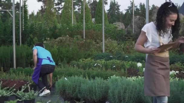 Man Het Meisje Tuin Man Danst Een Koptelefoon Een Meisje — Stockvideo