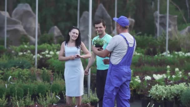 Ein Erwachsenes Paar Wählt Einen Blumentopf Mit Einer Pflanze Garten — Stockvideo