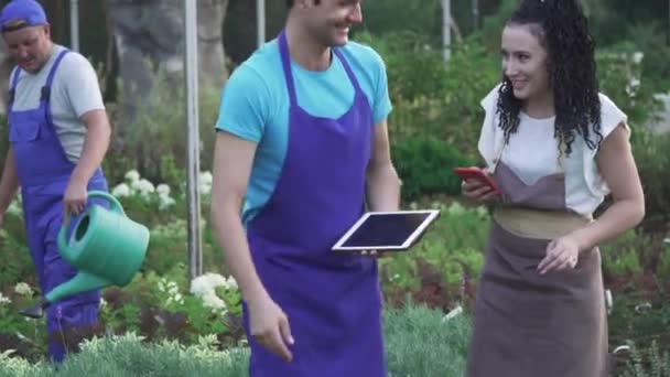 Trabajadores Del Centro Jardinería Trabajo Dos Chicos Una Chica Están — Vídeos de Stock