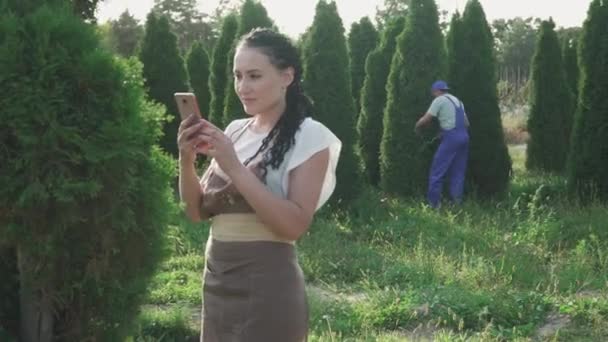 Los Jardineros Cuidan Los Árboles Mujer Hace Fotos Ramas Hombre — Vídeos de Stock