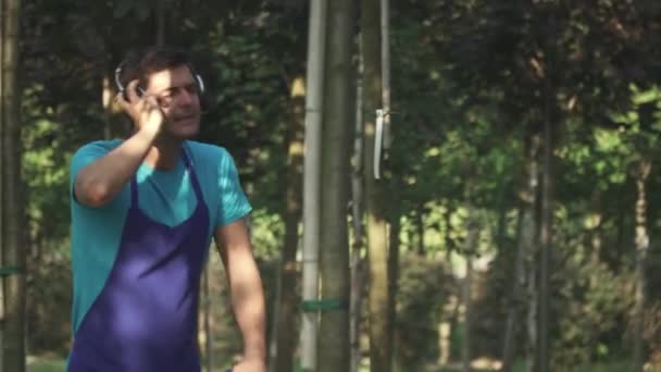 Facet Słuchawkach Tańczy Ogrodzie Ogrodnik Lubi Muzykę Parku Tańczący Facet — Wideo stockowe