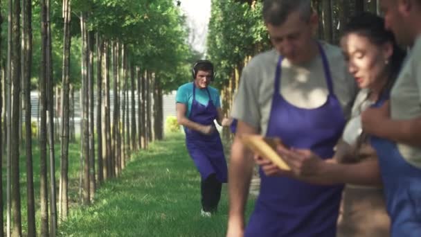 Type Casque Danse Dans Jardin Jardinier Apprécie Musique Dans Parc — Video