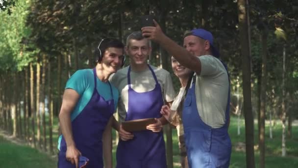Zahradníci Dělají Selfie Zahradě Tři Muži Žena Baví Práci Lidé — Stock video