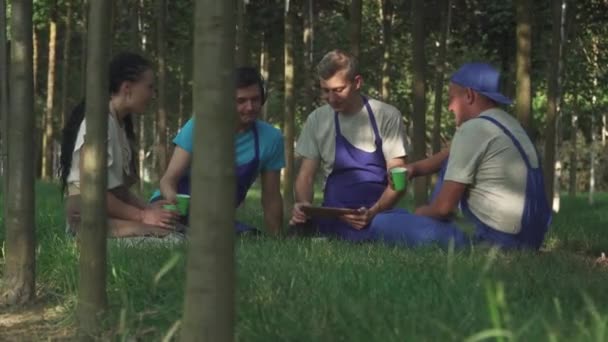 Équipe Jardiniers Repose Après Travail Assis Par Terre Les Gens — Video