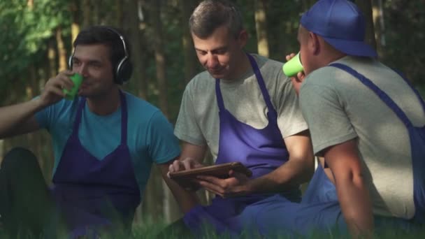 Les Travailleurs Uniforme Bleu Reposent Boivent Café Dans Jardin Trois — Video