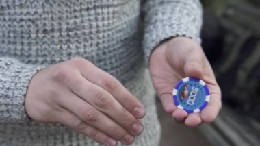 İllüzyonist oyun çipiyle numara gösteriyor. Poker hileleri. Poker çipiyle odaklan.
