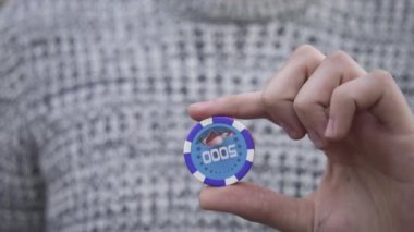 İllüzyonist poker çipiyle numara gösteriyor. Poker hileleri. Poker çipiyle odaklan.