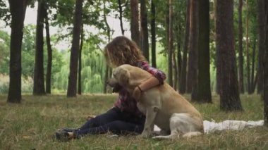 Genç bayan köpeğiyle selfie çekiyor. Labrador yaramaz ve sahibi ve videosunu yalamaya çalışıyor. 