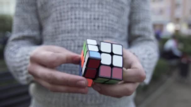 Erkek Eli Rubik Küpüyle Odaklandığını Gösteriyor Rubik Küpünün Nasıl Çözüleceği — Stok video