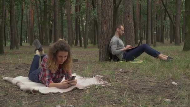 Vídeo Jovem Mulher Passar Tempo Parque Juntamente Com Gadgets Senhora — Vídeo de Stock