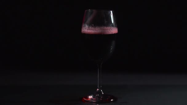 Glas Mit Rotwein Auf Schwarzem Hintergrund Luftblasen Einem Glas Wein — Stockvideo
