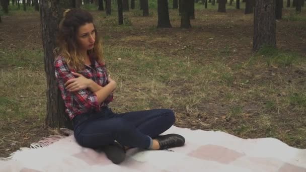 Verloren Trieste Vrouw Zitten Het Bos Deken Bij Boom Video — Stockvideo