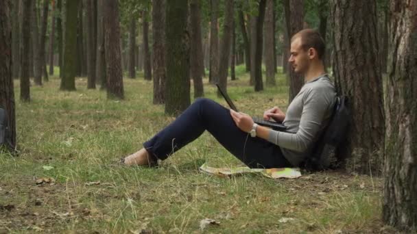 Vídeo Del Hombre Está Trabajando Ordenador Portátil Bosque Sentado Suelo — Vídeos de Stock