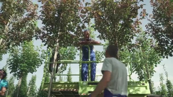 Jardineiros Apertam Mãos Jardim Homem Está Elevador Outro Chão Colheita — Vídeo de Stock