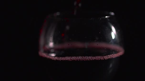 Rotwein Ergießt Sich Weinglas Dunkler Hintergrund Studiovideoaufnahme — Stockvideo