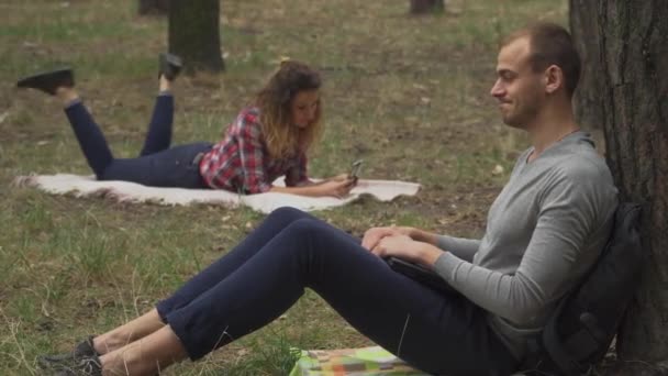 Vidéo Homme Femme Adultes Passant Temps Dans Parc Dame Étendu — Video