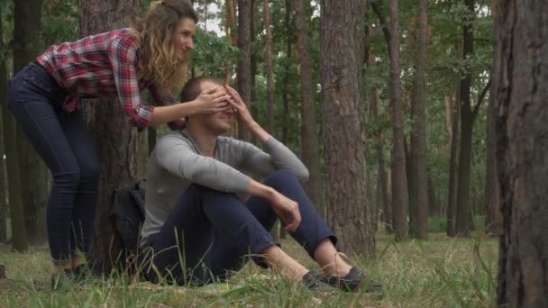 Video Van Vrouw Achter Man Voor Ogen Van Vriendje Dan — Stockvideo