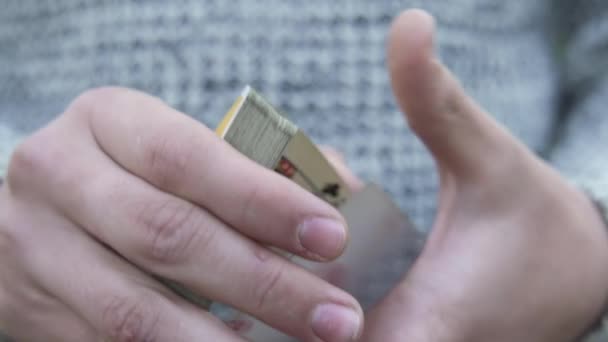 Mãos Masculinas Mostram Truque Com Baralho Cartas Homem Baralha Maço — Vídeo de Stock