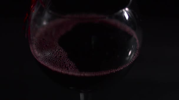 Rotwein Ergießt Sich Weinglas Dunkler Hintergrund Studiovideoaufnahme — Stockvideo