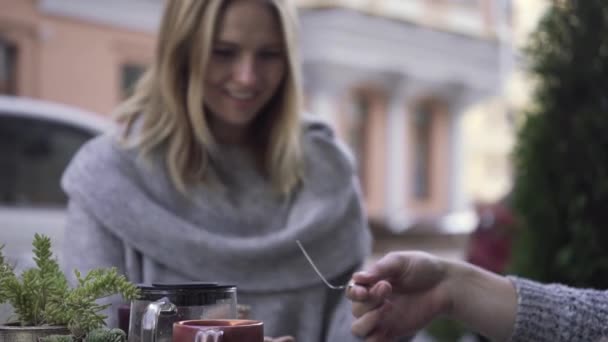 魔术师用勺子把注意力集中起来 一个年轻的女孩在擦一个弯曲的勺子魔术师 — 图库视频影像