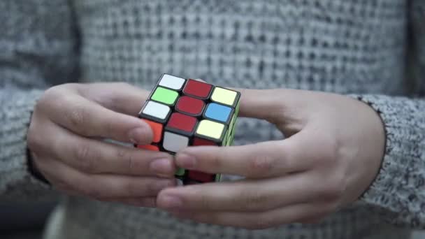 Férfi Kezek Rubik Kockájával Mutatják Fókuszt Hogyan Oldjuk Meg Rubik — Stock videók