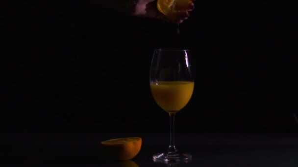 Vidro Com Suco Laranja Fundo Escuro Laranja Fica Perto Copo — Vídeo de Stock