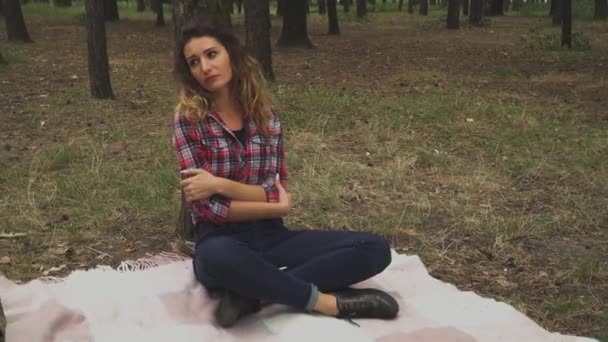 Θλιβερή Γυναίκα Κάθεται Στο Δάσος Κοντά Δέντρο Κουβέρτα Κυρία Σκέφτεται — Αρχείο Βίντεο