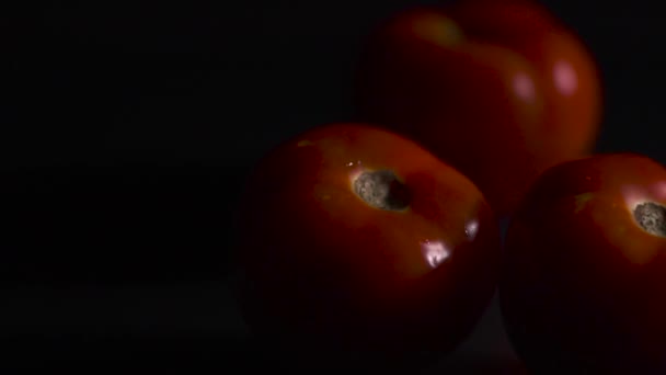 Drie Tomaten Een Donkere Achtergrond Hand Strekt Zich Uit Neemt — Stockvideo