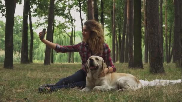 Bella Dama Está Haciendo Selfie Teléfono Inteligente Con Perro Bosque — Vídeo de stock