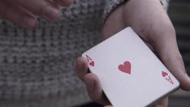 Мужские Руки Показывают Фокус Колодой Карт Мужик Тасует Колоду Карт — стоковое видео