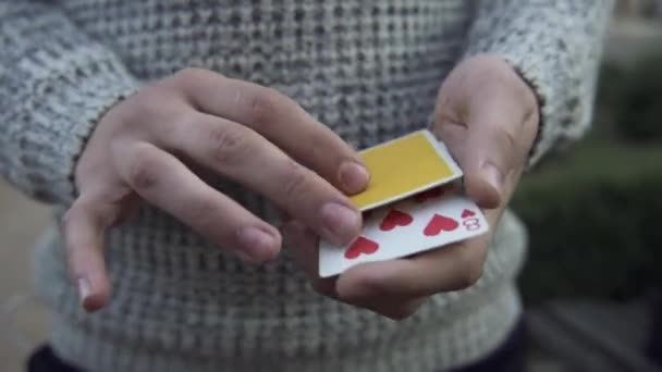 Mężczyzna Ręce Pokazać Sztuczkę Talii Kart Facet Potasuje Paczką Kart — Wideo stockowe