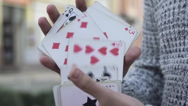 男人的手拿着扑克牌耍花样 男人摆弄着一包卡片 魔术师表现出焦点 用卡片集中注意力 — 图库视频影像