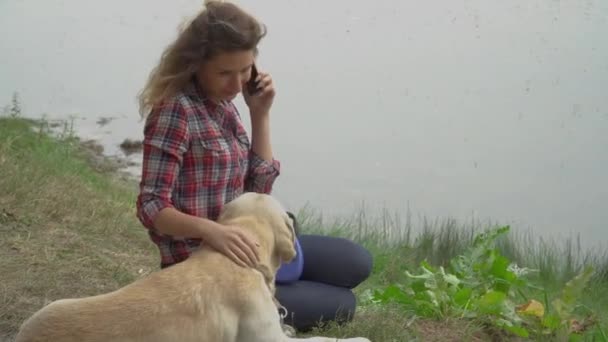 Krullende Vrouw Labrador Rusten Buurt Van Het Water Vrouw Praten — Stockvideo