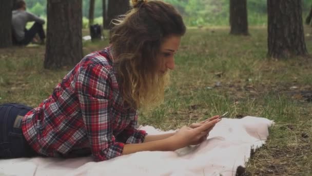 Curly Woman Est Allongée Couverture Dans Parc Passer Temps Plein — Video