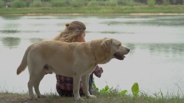 Donna Riccia Labrador Sta Riposando Vicino All Acqua Dello Stagno — Video Stock