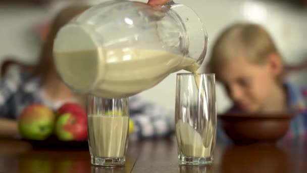 Hand Van Moeder Die Melk Glazen Giet Voor Kinderen Voorgrond — Stockvideo