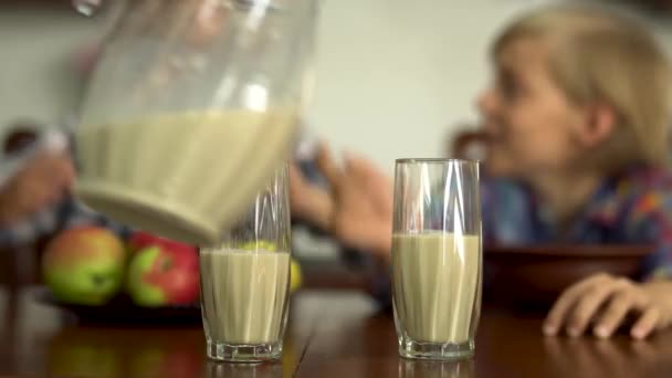 Main Mère Versant Lait Dans Les Verres Pour Les Enfants — Video