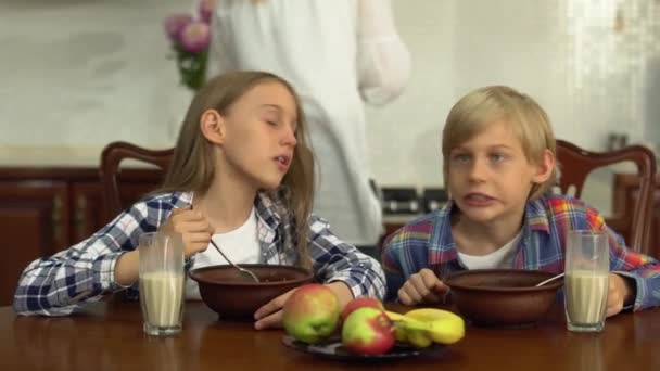 Felices Hermanos Comiendo Cereales Bebiendo Leche Mesa Cocina Mientras Madre — Vídeos de Stock