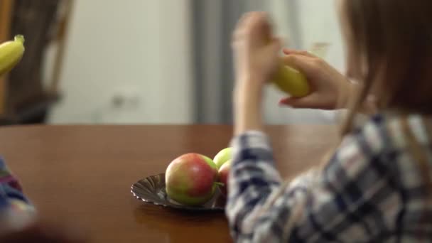 Δύο Χαριτωμένα Παιδιά Παίζουν Μπανάνες Σαν Όπλο Στην Κουζίνα Αγόρι — Αρχείο Βίντεο