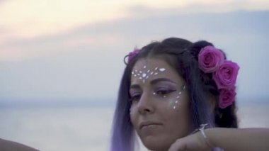 Açık havada dans eden pembe elbiseli, parlak makyajlı güzel kız..