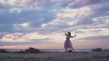 Açık havada dans eden pembe elbiseli, parlak makyajlı güzel kız..