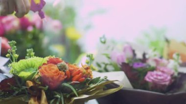 Kadın eli sprey şişesiyle çiçek serper, çiçek buketine el sıkma suyu, video...