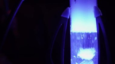 Nargile madeni farklı renklerde parlıyor. Shisha sevenlerin eğlencesi. Kulüp yaşam tarzı