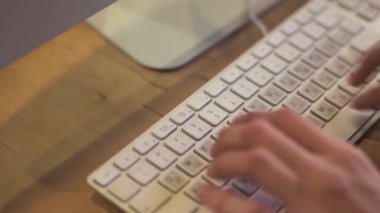 Ofisteki internet iletişiminde klavyeye yazı yazan bulanık eller. Ofis işi kavramı. İnternet teknolojisi. Yavaş çekim videosu