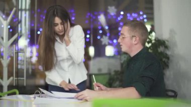 Masada küçük müdürün belgeli videosu var. Şef kağıtları inceliyor.