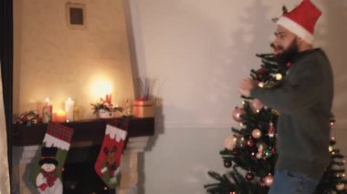 Noel ağacının yanında dans eden komik sakallı adam, video 