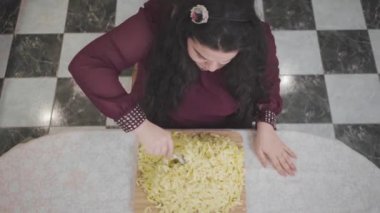 Kendine güvenen beyaz kadın, açgözlülükle çok fazla erişte yiyor. İştahlı obez kadın, video. 