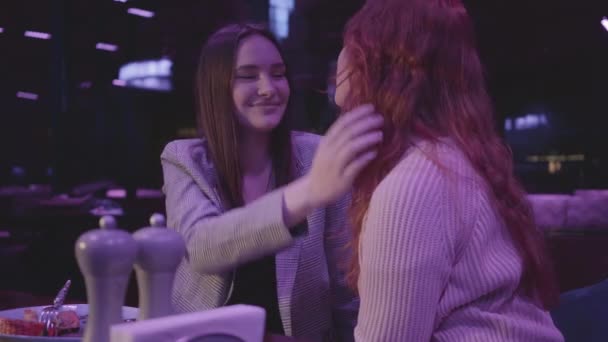 Portretul Două Frumoase Cupluri Lesbiene Împreună Lumină Albastră Fată Atingând — Videoclip de stoc