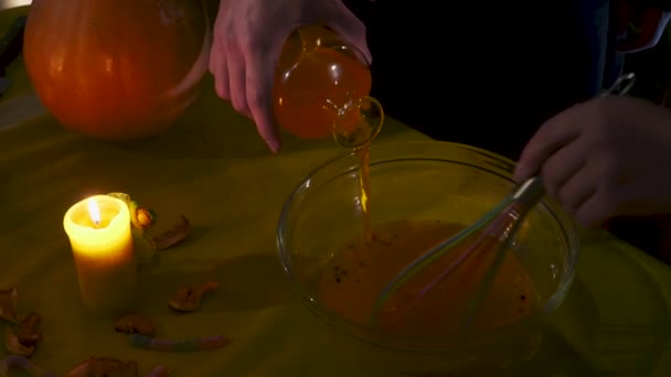 Sihirbaz All Saints Arifesinde Bir Iksir Hazırlıyor Cadılar Bayramı Video — Stok video